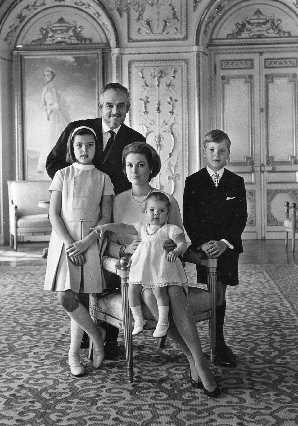 Portrait officiel de la Famille Princière de Monaco dans les jardins du Palais, en 1966.