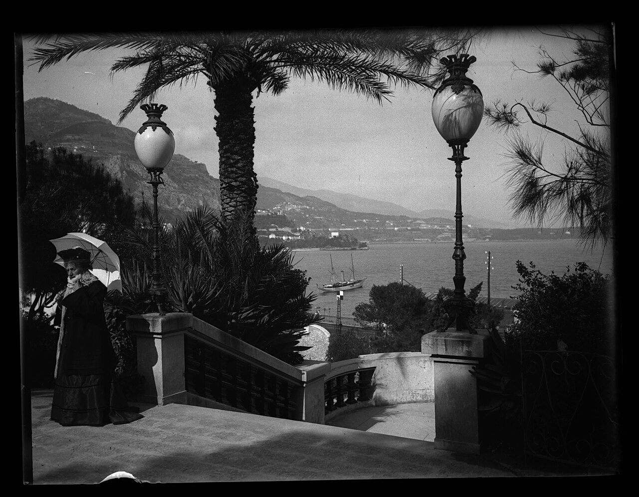 Photographie historique de l'ancienne entrée fortifiée du Palais Princier de Monaco.