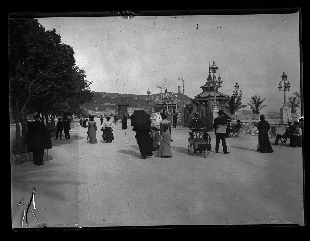 Photographie historique de la place du Palais et des anciennes casernes.