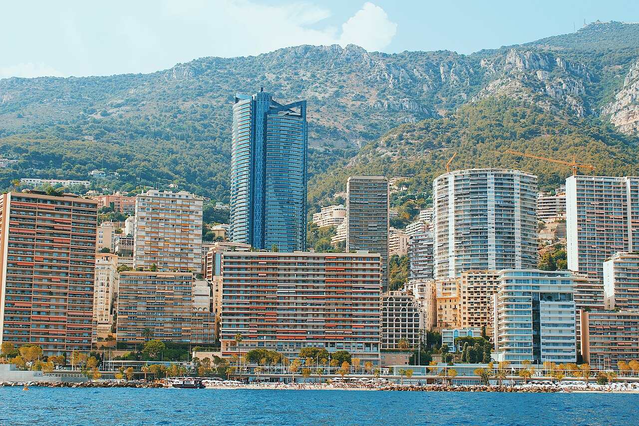 Vue panoramique de la Principauté de Monaco et du Port Hercule, en 2022.