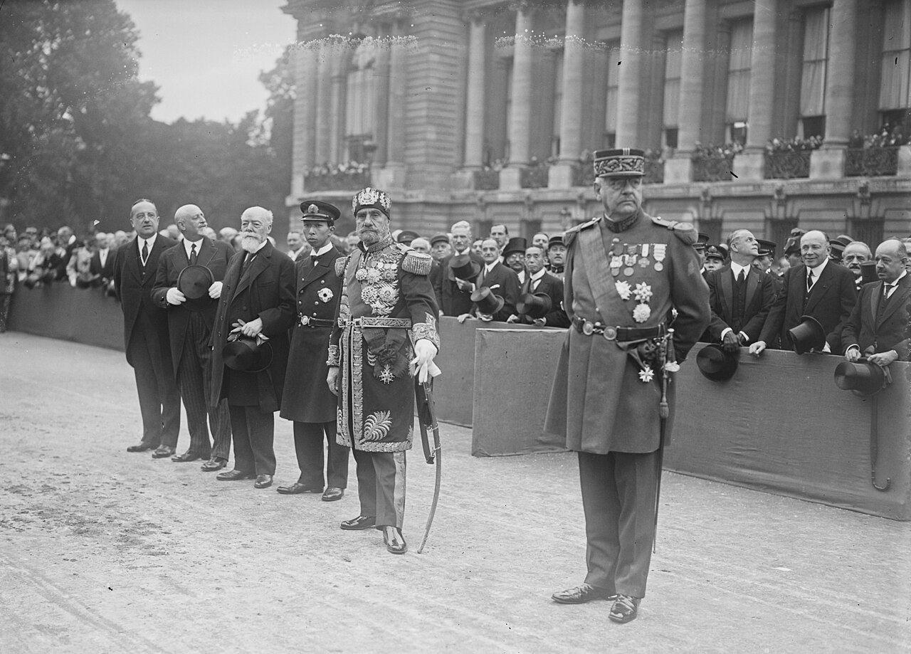 Défilé du 14 juillet 1930 à Paris en présence des officiels français et du Prince Louis II de Monaco.