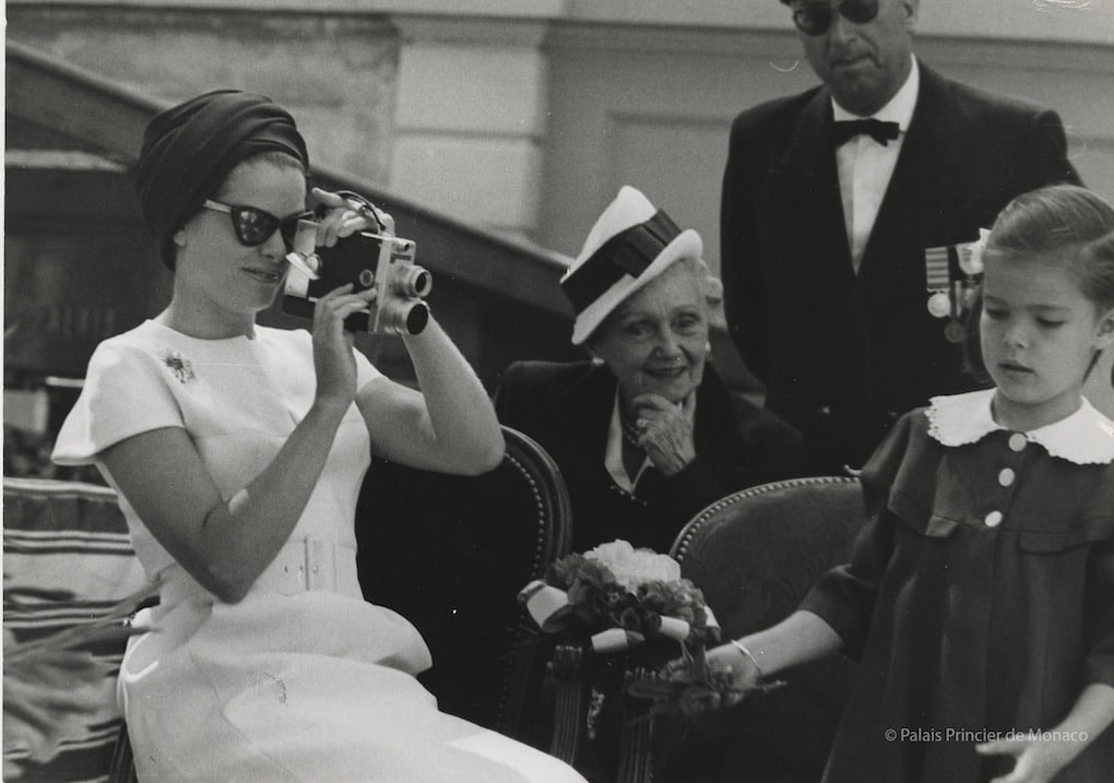 La Princesse Grace de Monaco lors de la traditionnelle bataille de fleurs enfantine.