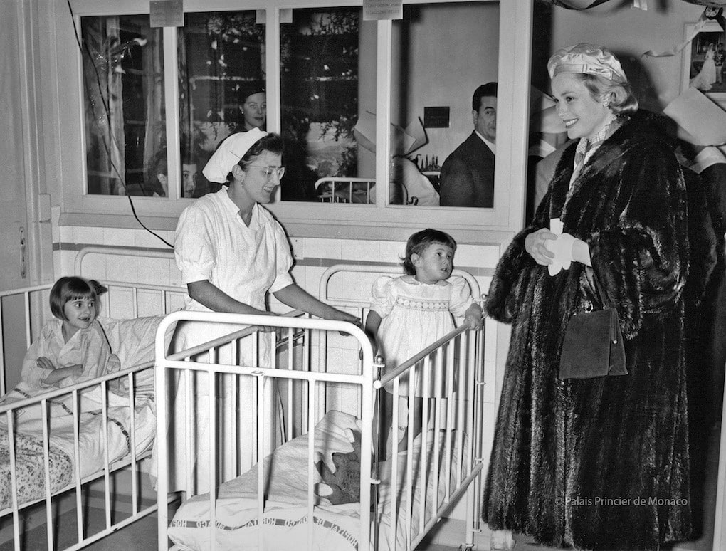 La Princesse Grace rend visite aux enfants malades au Pavillon Rainier III.