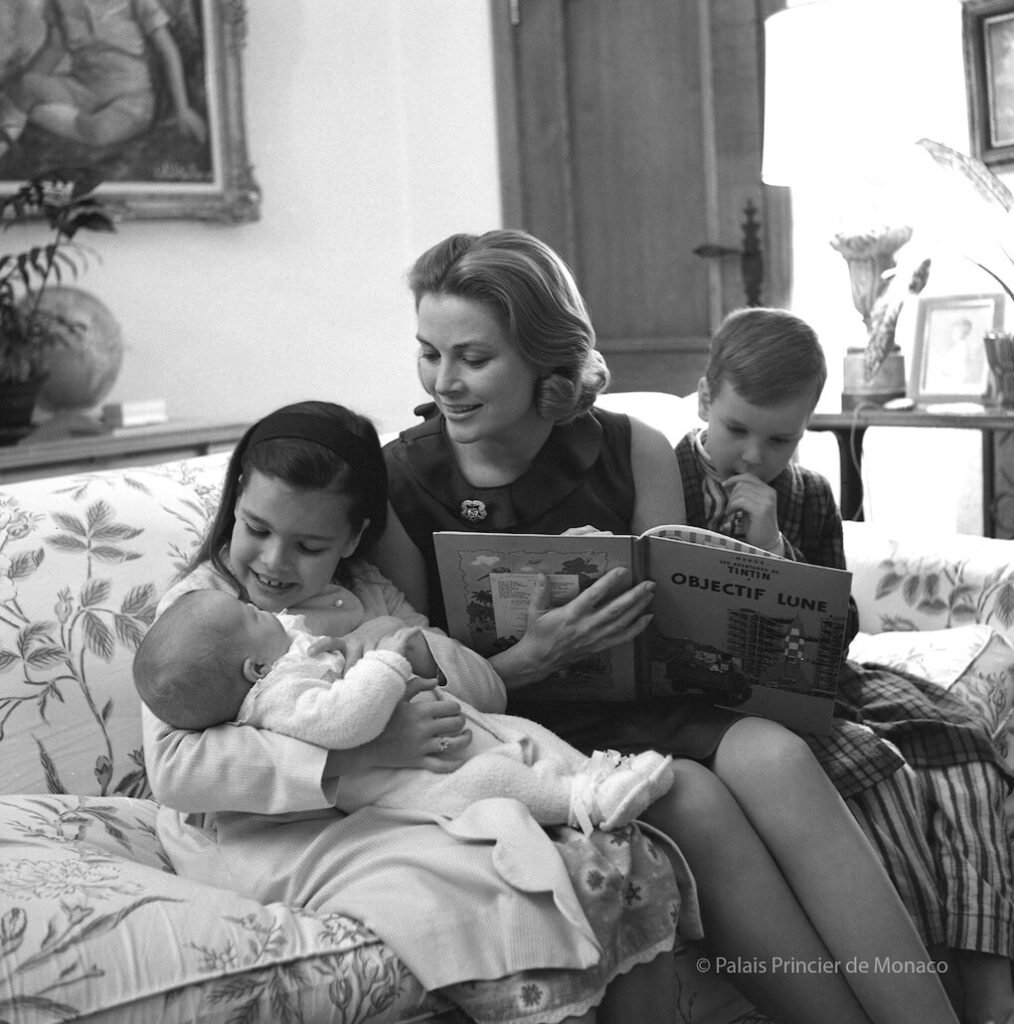 La Princesse Grace entourée de ses trois enfants: Albert, Caroline et Stéphanie.