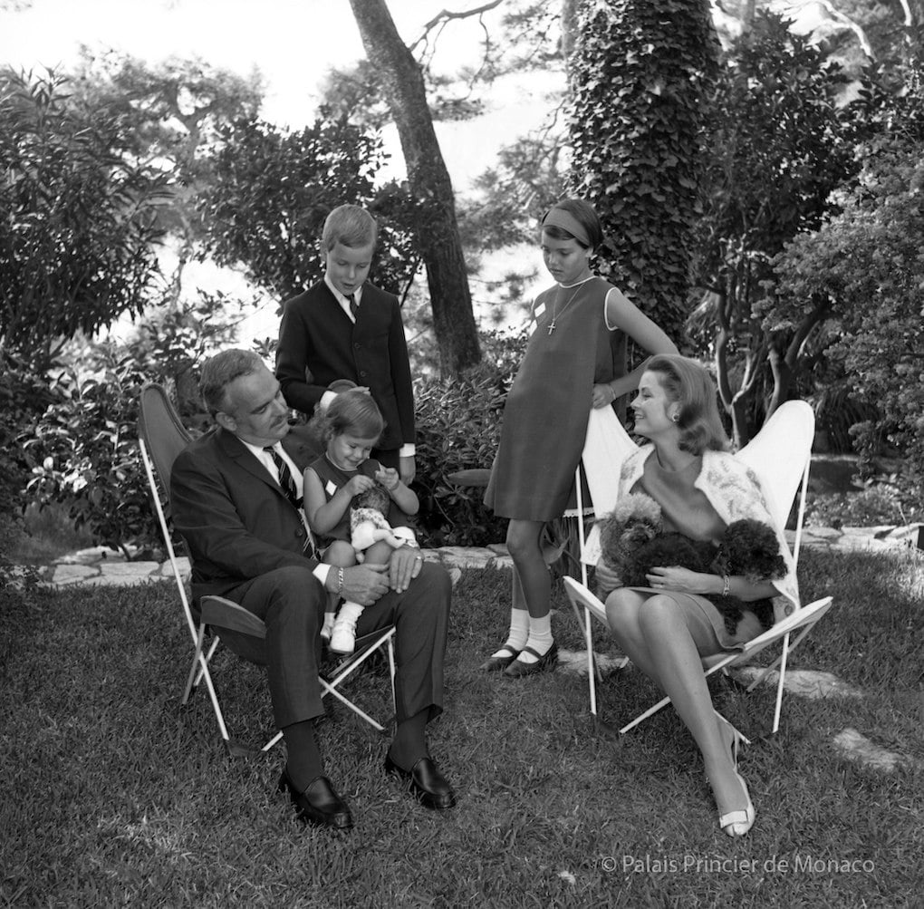 Portrait intime de la Princesse Grace et du Prince Rainier III avec leurs enfants.