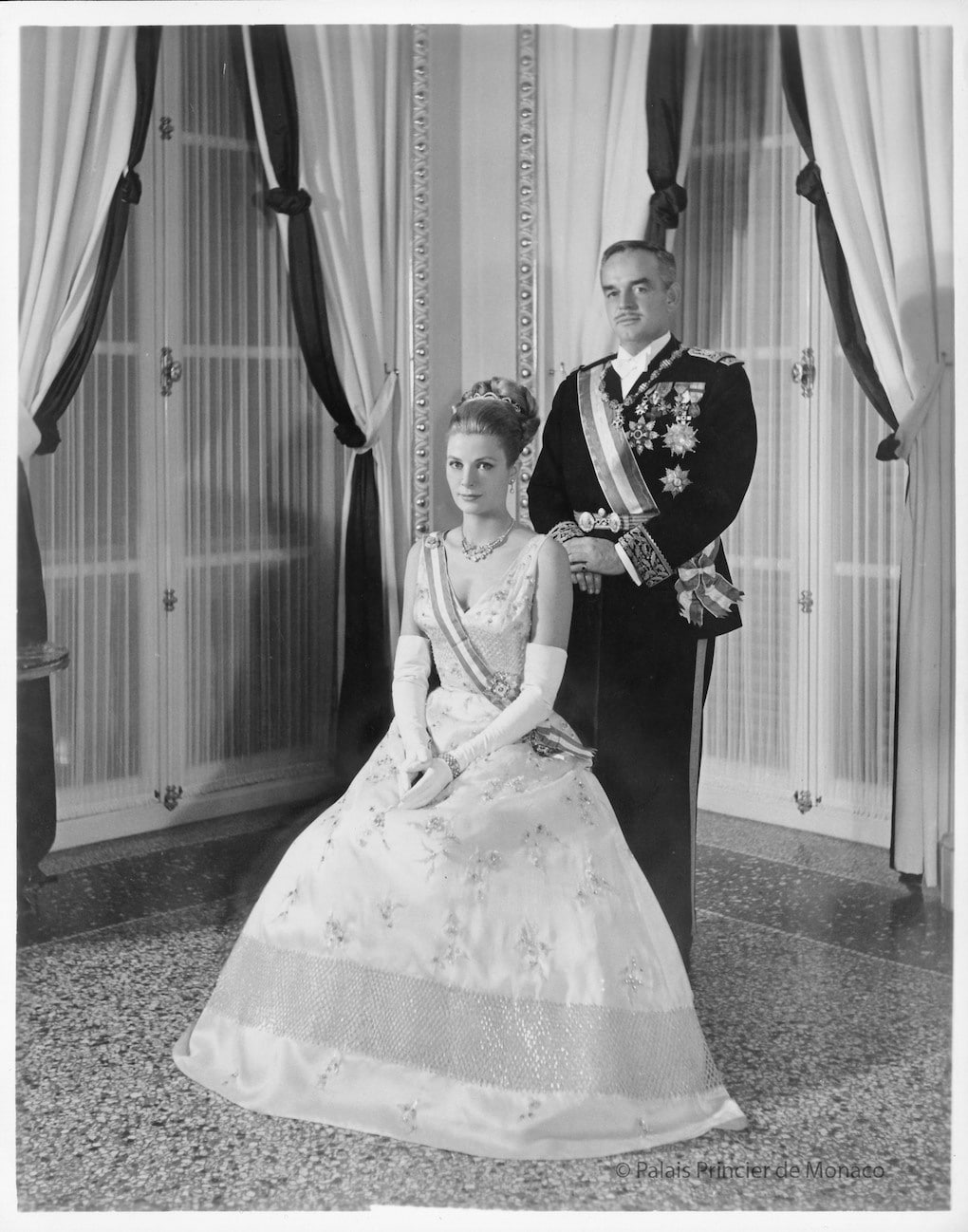 La Princesse Grace de Monaco célébrant la Fête Nationale depuis le balcon du Palais Princier.