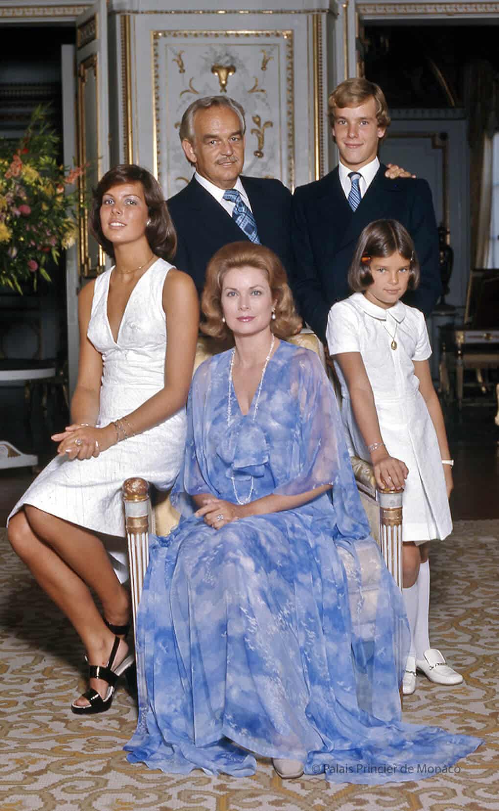 Portrait de S.A.S. la Princesse Grace de Monaco, élégance et dignité princière.
